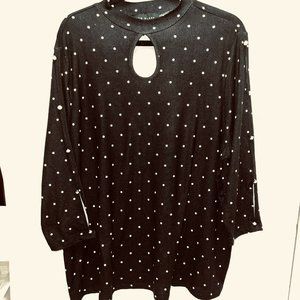 New w/TagComo Woman 1X Ultra Soft Knit Top BLK Knit Keyhole Front Pearl Buttons